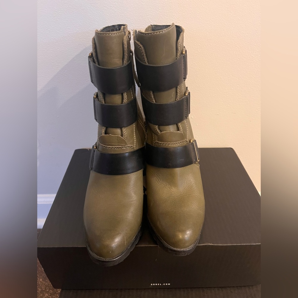 Size 8.5 Sorel Army Green Wedge boots. Worn teice but very comfortable!